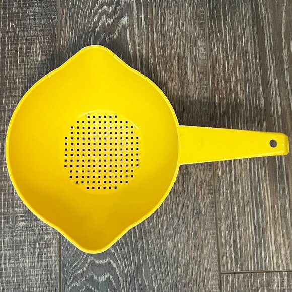 Vintage Tupperware Colander with Double Pour Spout - Picture 2 of 7
